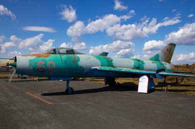 Su-7 Fitter-A, 1950 'lerde geliştirilen bir Sovyet savaş uçağı. Bombardıman uçağı pistte..
