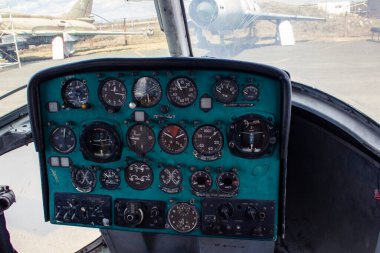 Mi-2, 1960 'lardan kalma çok amaçlı bir Sovyet helikopteri. Havaalanında eski küçük bir helikopter oturuyor..