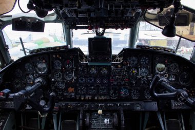 Eski bir uçağın torpidosu. Eski bir uçağın kokpitinde aletler ve anahtarlar.