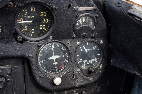 Het Dashboard Van Een Oud Vliegtuig Instrumenten Schakelaars Cockpit Van — Stockfoto