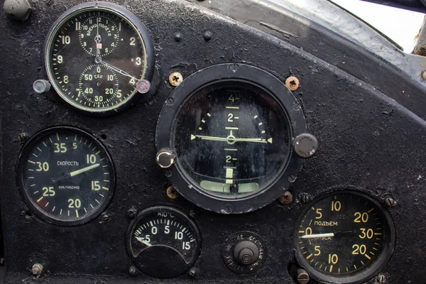 Het Dashboard Van Een Oud Vliegtuig Instrumenten Schakelaars Cockpit Van — Stockfoto