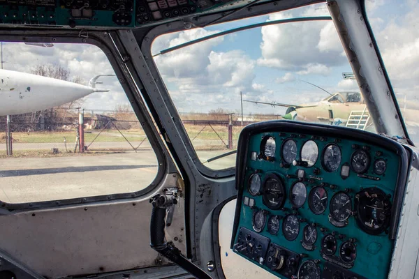 Helicóptero Multiúso Soviético Década 1960 Velho Pequeno Helicóptero Senta Aeródromo — Fotografia de Stock