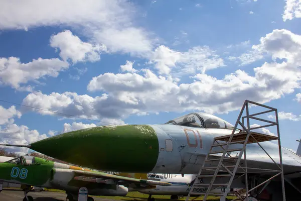 野外航空博物館 航空博物館での攻撃機 戦闘機 ヘリコプター — ストック写真