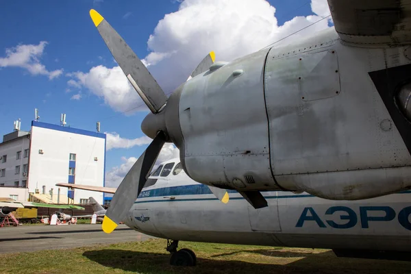 Turbovrtulový Osobní Letoun Pro Krátké Střední Tratě Stará Loď Stojí — Stock fotografie
