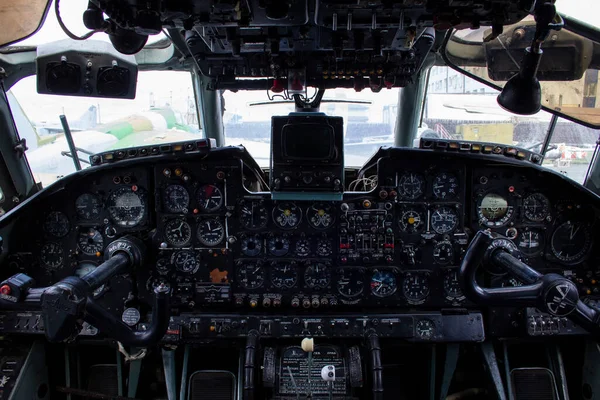 Eski bir uçağın torpidosu. Eski bir uçağın kokpitinde aletler ve anahtarlar.