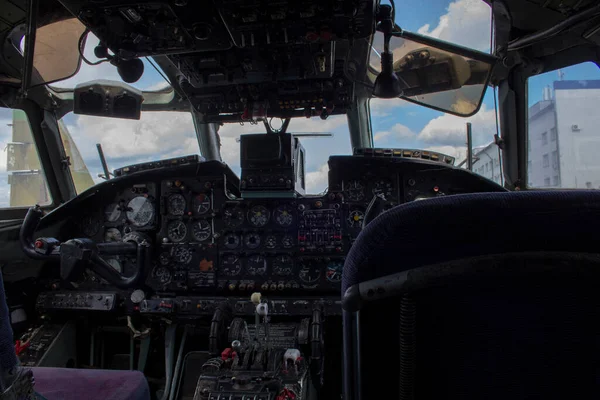 Het Dashboard Van Een Oud Vliegtuig Instrumenten Schakelaars Cockpit Van — Stockfoto