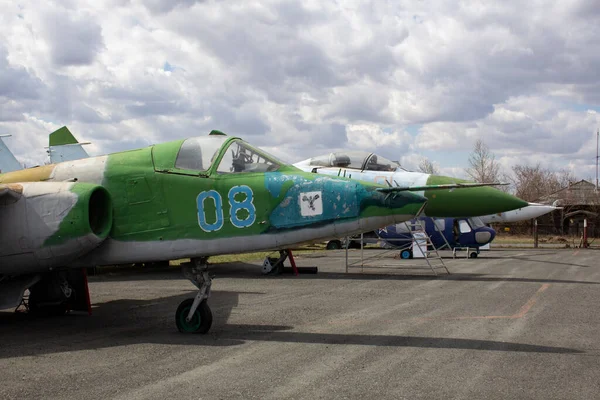 野外航空博物館 航空博物館での攻撃機 戦闘機 ヘリコプター — ストック写真