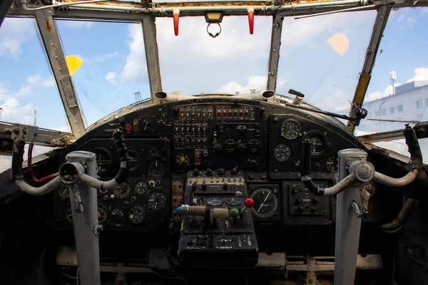 Het Dashboard Van Een Oud Vliegtuig Instrumenten Schakelaars Cockpit Van — Stockfoto