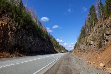 Güzel yerlerden geçen yol. Urallar ve Sibirya 'nın pitoresk yolları boyunca seyahat et.
