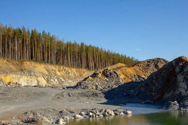 Urallar Büyük Bir Kariyerin Güzelliği Çam Ağaçları Kayalık Bir Taş — Stok fotoğraf