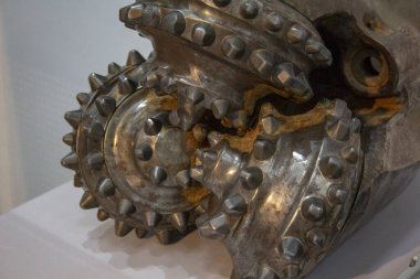 Petrol üretiminde kullanılan matkap ucu. Petrol endüstrisinde kullanılan bir matkap ucu..