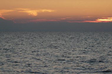 Gün batımında Azov 'un Sakin Denizi. Denizin üzerinde gün batımı gökyüzü