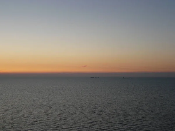 Statki Drodze Czekają Rozładunek Porcie Statek Towarowy Tle Zachodzącego Słońca — Zdjęcie stockowe