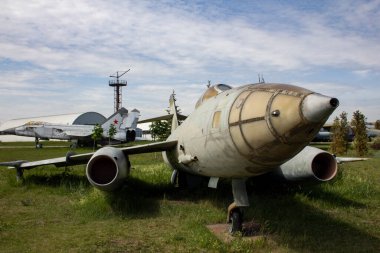 Müzedeki askeri teçhizat. Park tarihi kompleksi adını K.G. 'den almıştır. Togliatti 'de Sakharov. Rusya