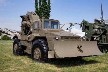 Teknoloji Müzesi 'nde mühendislik aracı. Togliatti 'deki Sakharov Teknik Parkı' nda askeri mühendislik aracı..