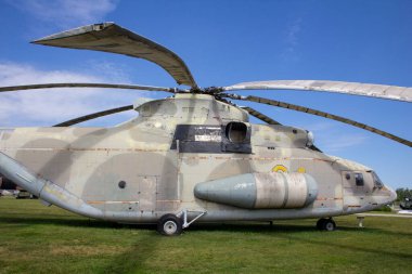 Mi-26 çok amaçlı ağır bir nakliye helikopteri. Tolyatti 'deki Sakharov Teknik Parkı' nda bir helikopter sergileniyor.