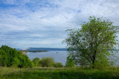 Tepeden geniş Volga nehrinin manzarası. Togliatti şehrinin çevresindeki Volga manzarası