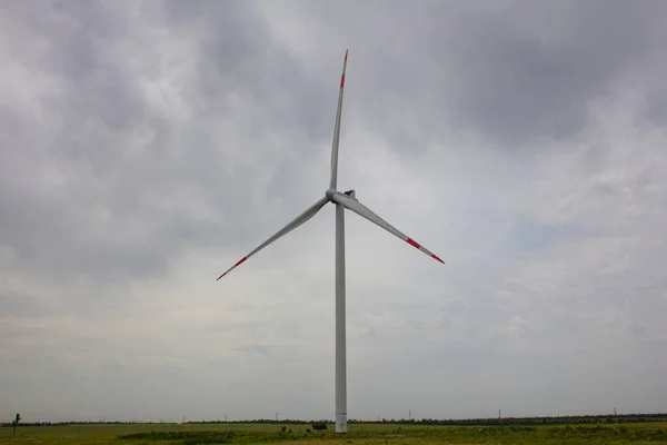 Turbinas Eólicas Industriais Estão Planície Moinhos Vento Enormes Estão Planície — Fotografia de Stock