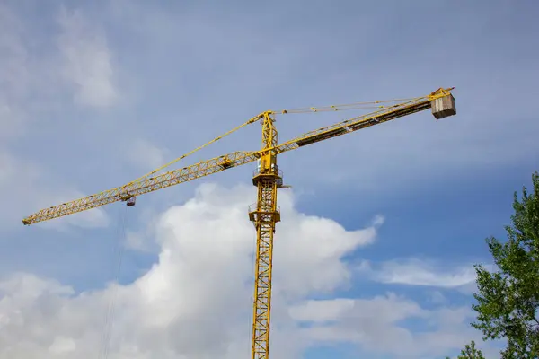 Guindaste Torre Amarela Sobre Construção Moderno Edifício Vários Andares Guindaste — Fotografia de Stock