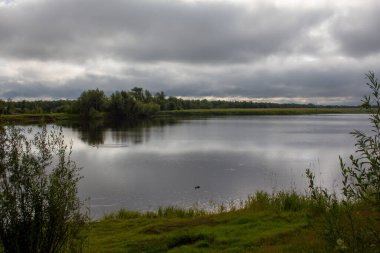 Baibalak 'ın doğasında dinlenme yeri. Baybalak - Khanty-Mansiysk Özerk Okrug 'da Baybalak Kanalı' nın oradaki bir sahil - Yugra Rusya 'da
