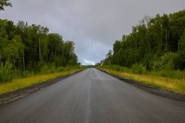Otoyol Khanty-Mansiysk, Nyagan. Khanty-Mansiysk ve Nyagan şehirleri arasındaki yol. Ormanda iki şeritli otoyol.