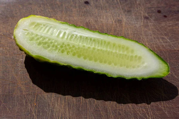 Sliced Cucumber Cutting Board Green Cucumber Brown Cutting Board — Stock Photo, Image