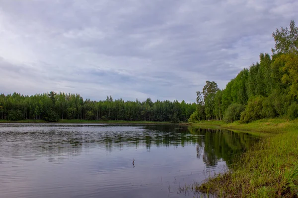 Syberyjski Krajobraz Rzeki Letni Kolorowy Krajobraz Brzegu Zbiornika Wodnego Syberii — Zdjęcie stockowe