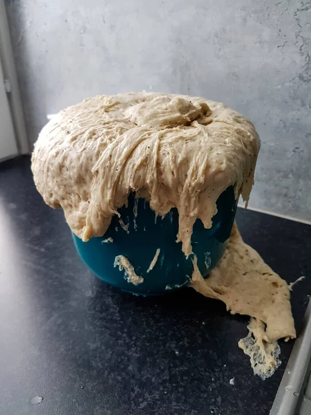 Pasta Versando Sopra Una Ciotola Una Cucina — Foto Stock