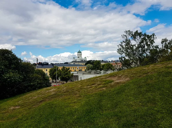 Helsinská Katedrála Spatřena Travnatého Kopce Částečně Zamračeném Dni — Stock fotografie