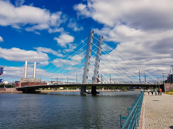 Міст Через Канал Люди Ходять Частково Хмарний Літній День — стокове фото