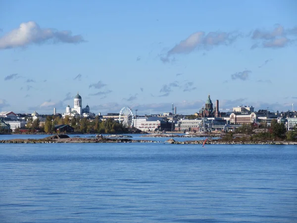 青い空と雲の形成を持つ海から見たヘルシンキ市のスカイラインパノラマ — ストック写真