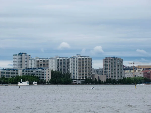 海滨的白色公寓楼和阴天的小船 — 图库照片