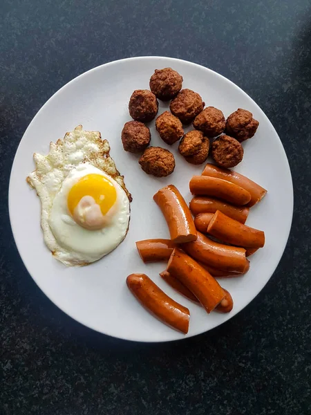 Fried Egg Meatballs Sausage Pieces White Plate Grey Kitchen Counter — Stock Photo, Image