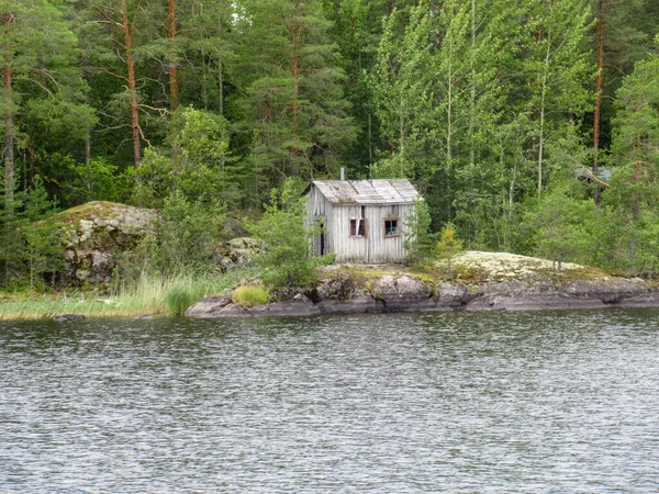 Chatrná Kůlna Skále Jezera — Stock fotografie