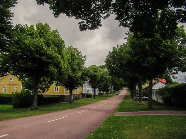 Leere Straße Umgeben Von Kleinen Holzhäusern Und Grünen Bäumen — Stockfoto
