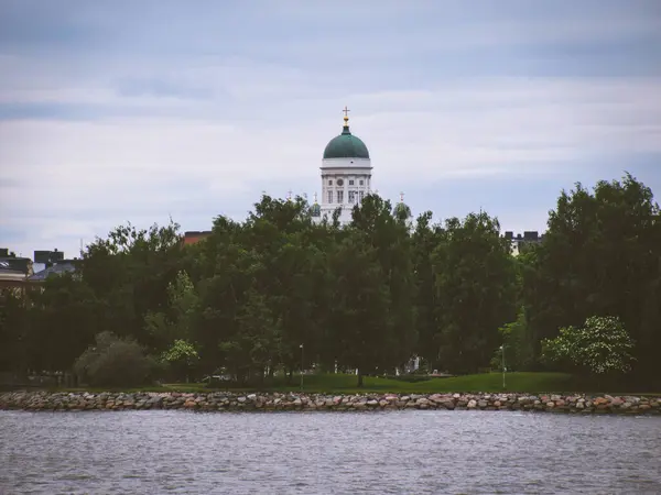 Denizden çekilen ağaçların arkasındaki Helsinki Katedrali..