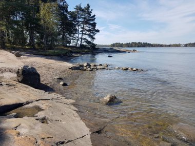Güneşli bir yaz gününde Rocky plaj manzarası.