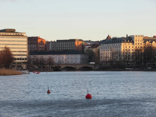 Moře Budovy Mosty Bóje Helsinkách — Stock fotografie