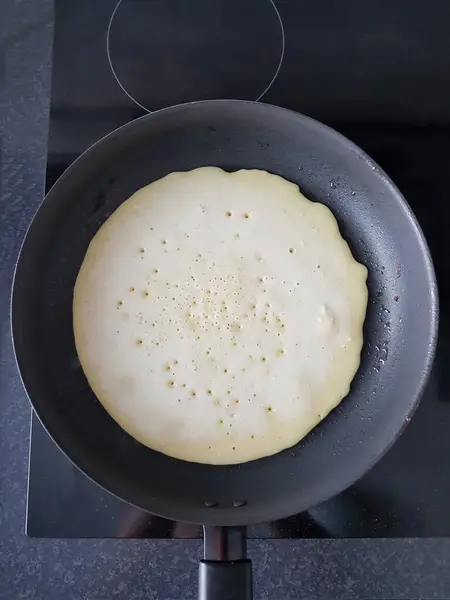 Kochen Eines Crêpes Auf Einer Pfanne Schuss Von Oben — Stockfoto