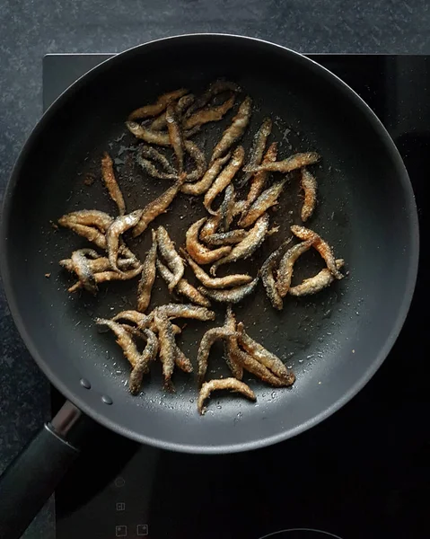 Vendedor Cozinha Uma Panela Ato Fritar Disparada Cima — Fotografia de Stock