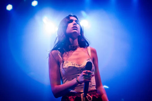 Dua Lipa Występująca Scenie Podczas Festiwalu Muzycznego — Zdjęcie stockowe