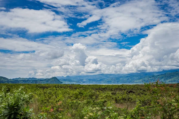 Hermoso Paisaje Con Montañas Cielo Azul —  Fotos de Stock