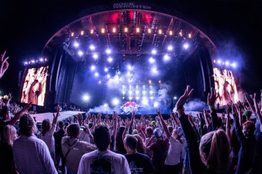 Müzik festivalinde Skrillex sahnede performans sergiliyor  