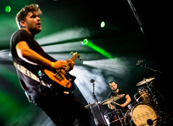 Royal Blood Vystupuje Pódiu Během Hudebního Festivalu — Stock fotografie