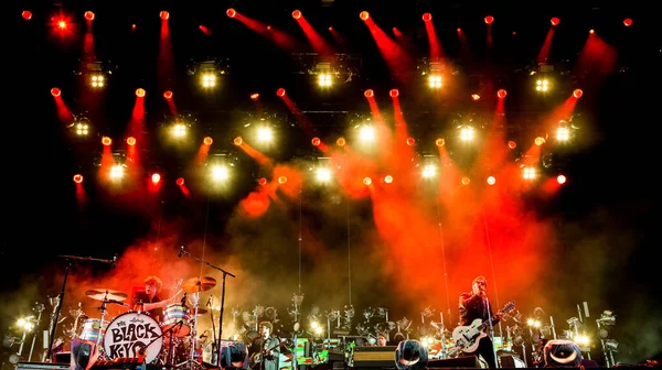 Black Keys Występujący Scenie Podczas Festiwalu Muzycznego — Zdjęcie stockowe