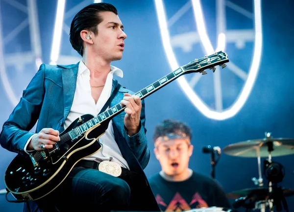 Arctic Monkeys Actuando Escenario Durante Festival Música — Foto de Stock