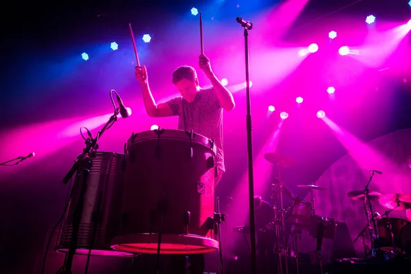 Wyobraź Sobie Smoki Występujące Scenie Podczas Festiwalu Muzycznego — Zdjęcie stockowe