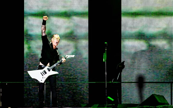 Metallica Performing Στη Σκηνή Κατά Διάρκεια Του Φεστιβάλ Μουσικής — Φωτογραφία Αρχείου
