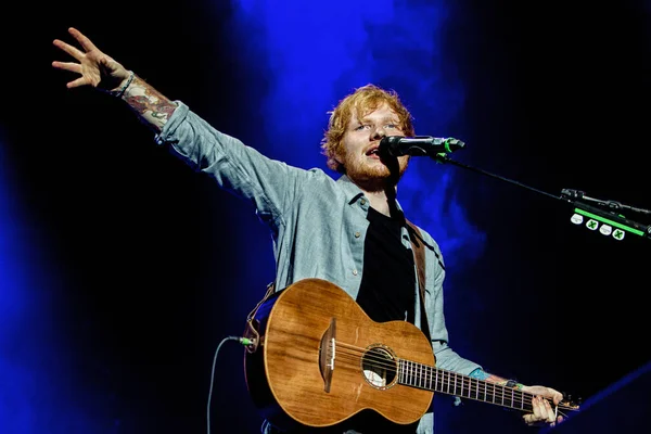 Sheeran Παίζει Στη Σκηνή Κατά Διάρκεια Του Μουσικού Φεστιβάλ — Φωτογραφία Αρχείου