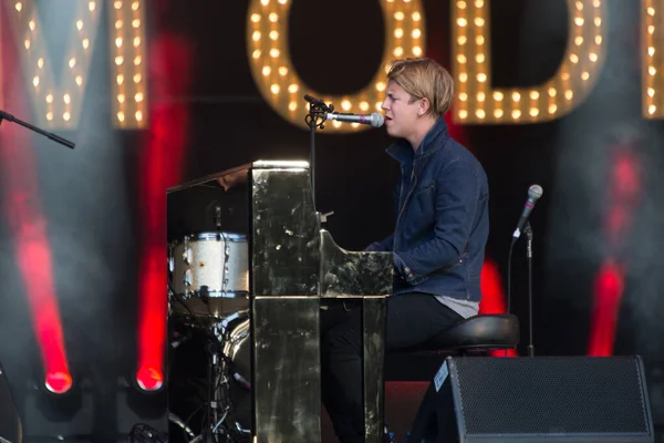 Tom Odell Müzik Festivalinde Sahnede Performans Sergiliyor — Stok fotoğraf